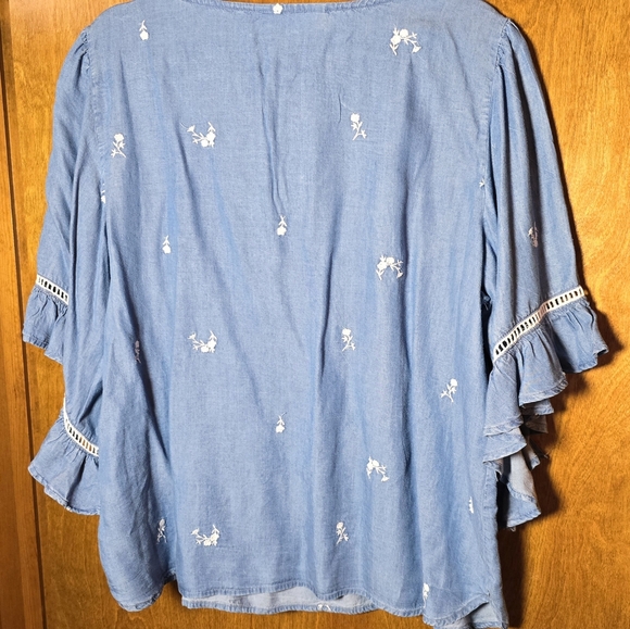 LC Lauren Conrad Denim Color Floral Accent Blouse Size XXL - Picture 3 of 6